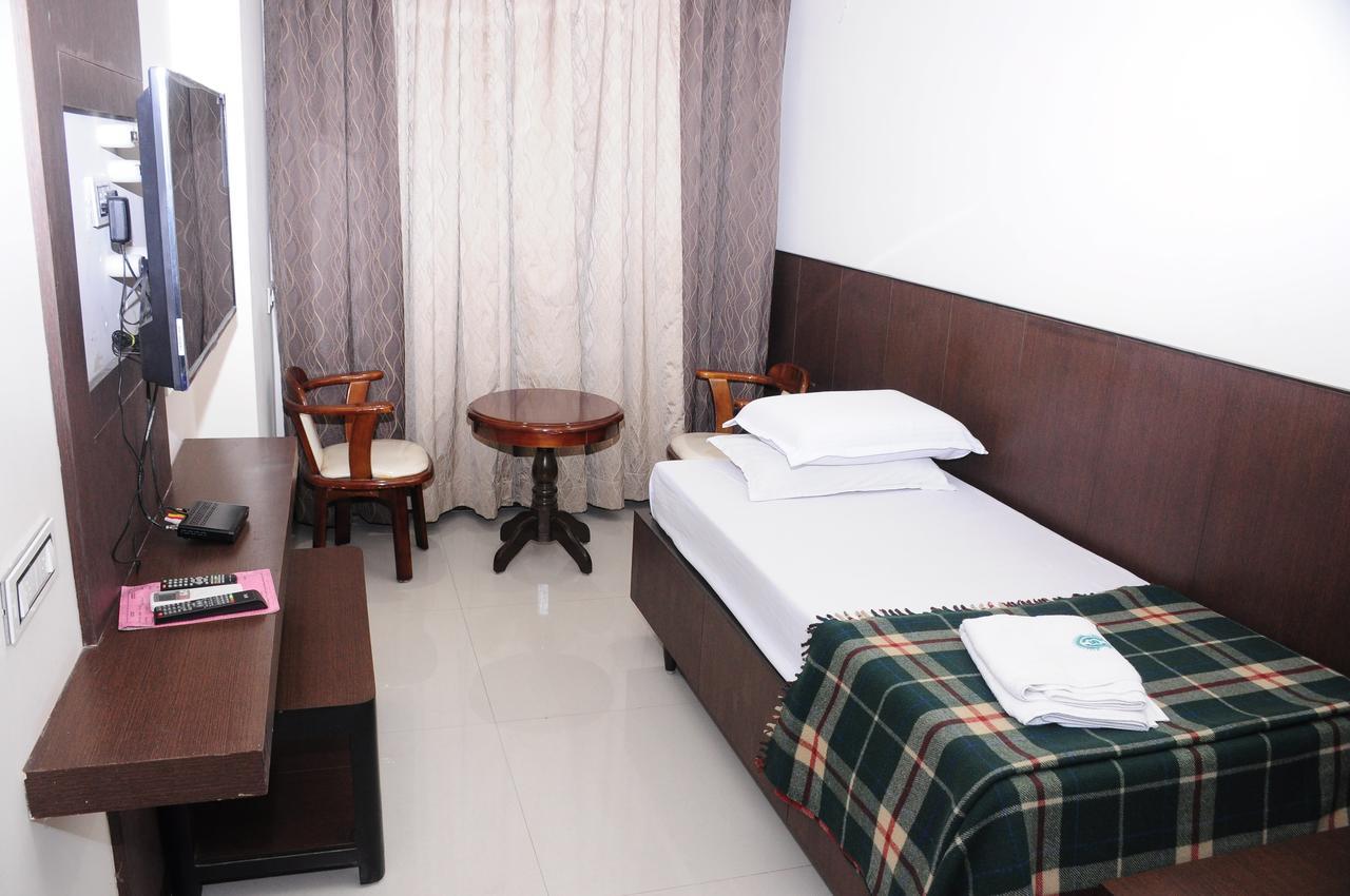 Hotel Surya Раджамандри Экстерьер фото